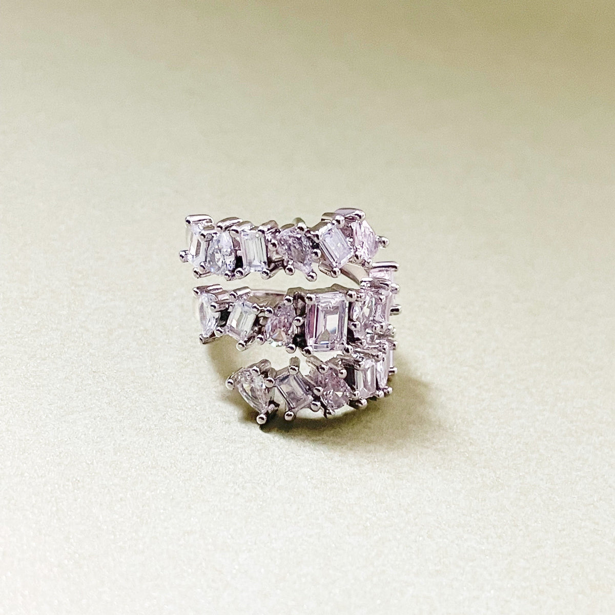 Anillo Mali con joya irregular blanca envolvente