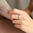 Bague éternité en topaze bleue de Londres taille émeraude en argent sterling