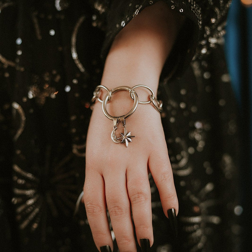 Dije de la marca Charm Coven con motivo de hombre en la luna