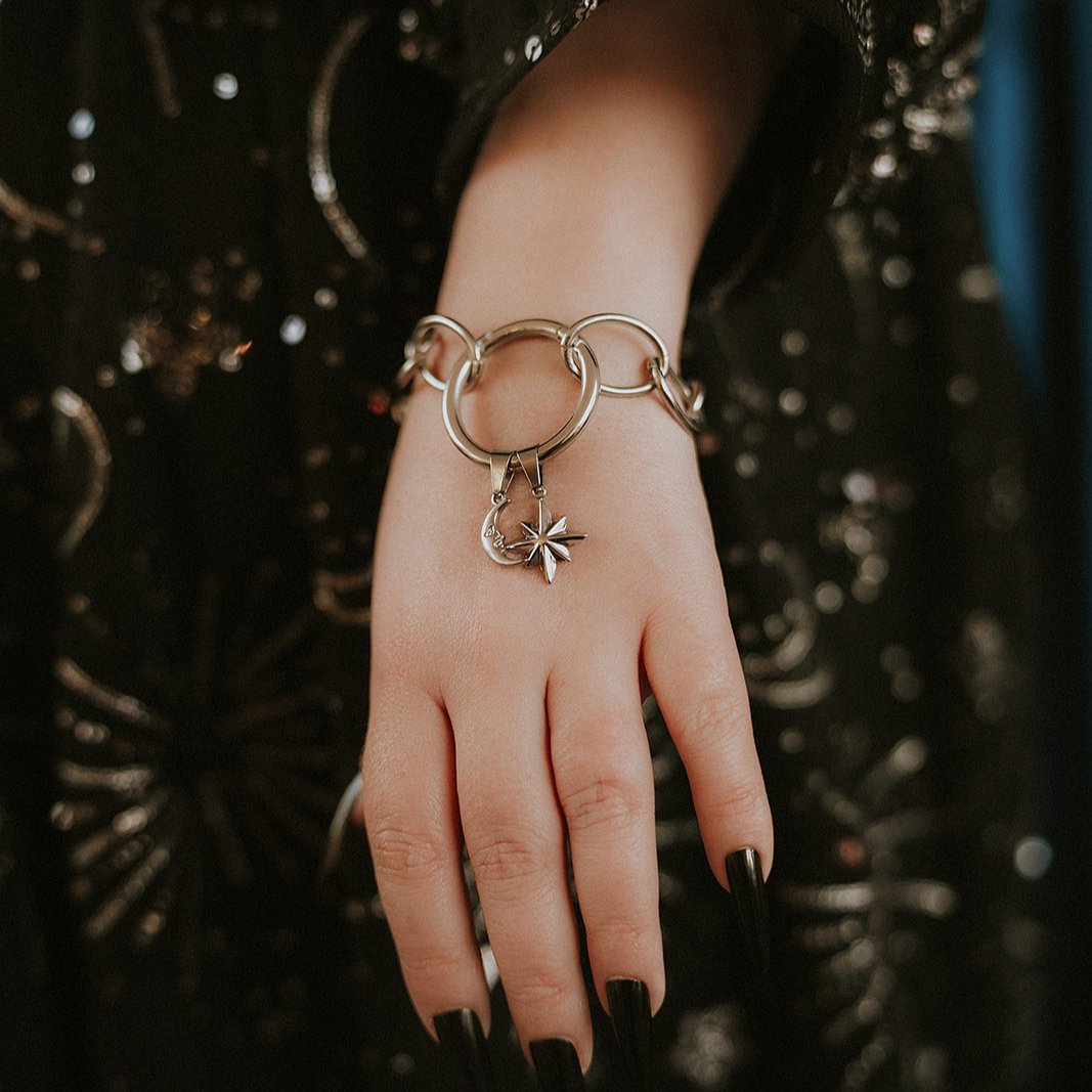 Dije de la marca Charm Coven con motivo de hombre en la luna