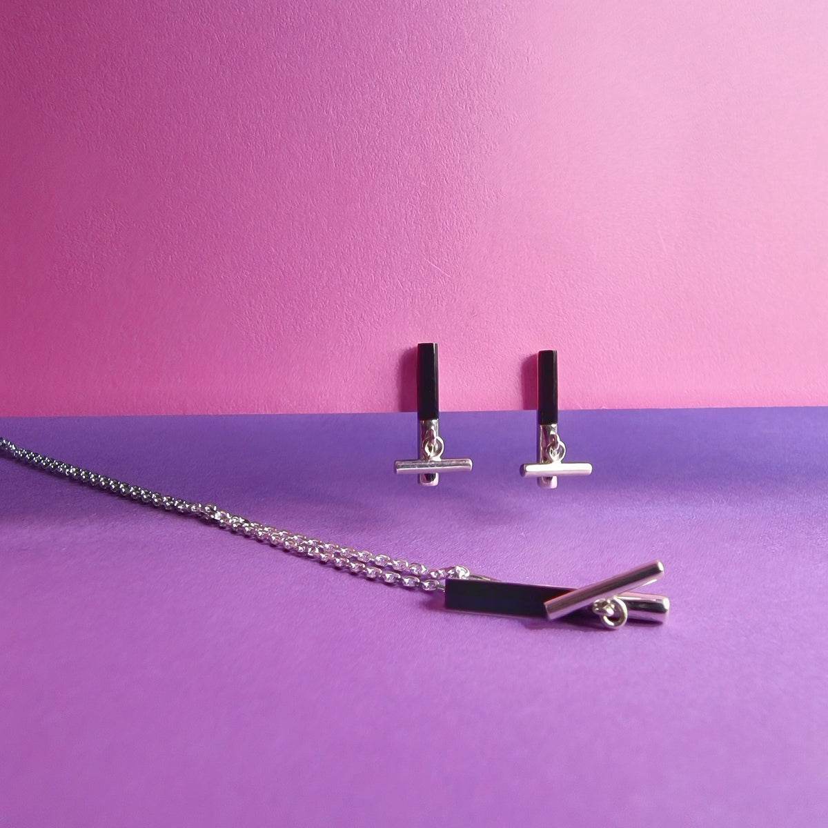 Minimalistische Onyx-T-Bar-Halskette aus Silber