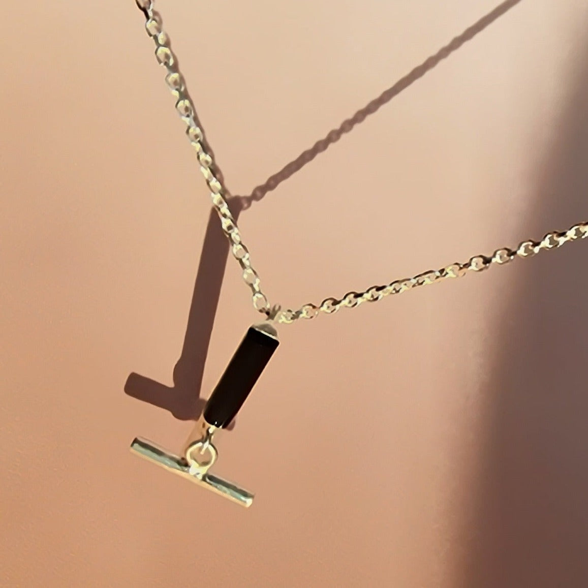 Minimalistische Onyx-T-Bar-Halskette aus Silber