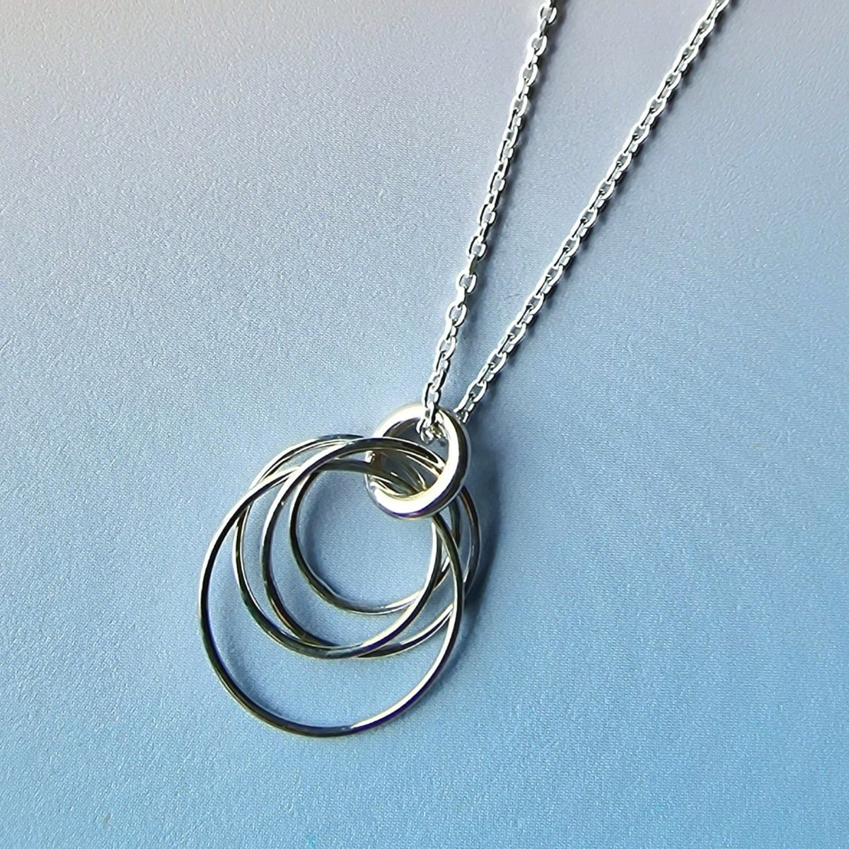 Collana con catena in argento sterling con anelli a cerchio incatenati