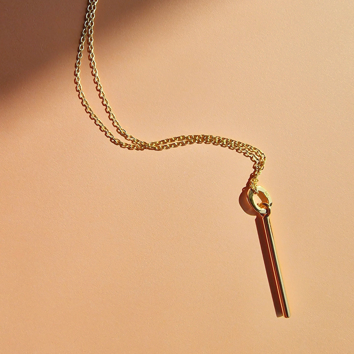 Minimalistischer Goldbarren-Anhänger