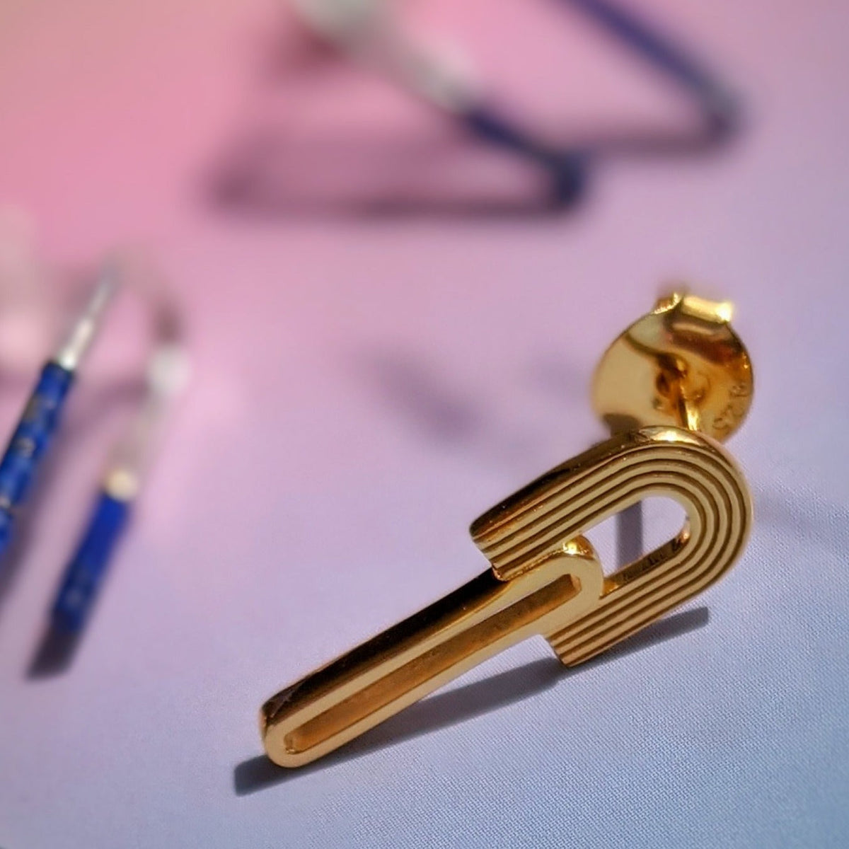 Regenbogenfarbene Ohrstecker