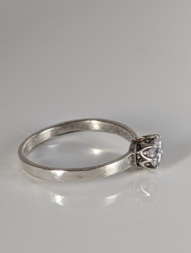 Silver Steed Delicate , unique silver zirconia ring