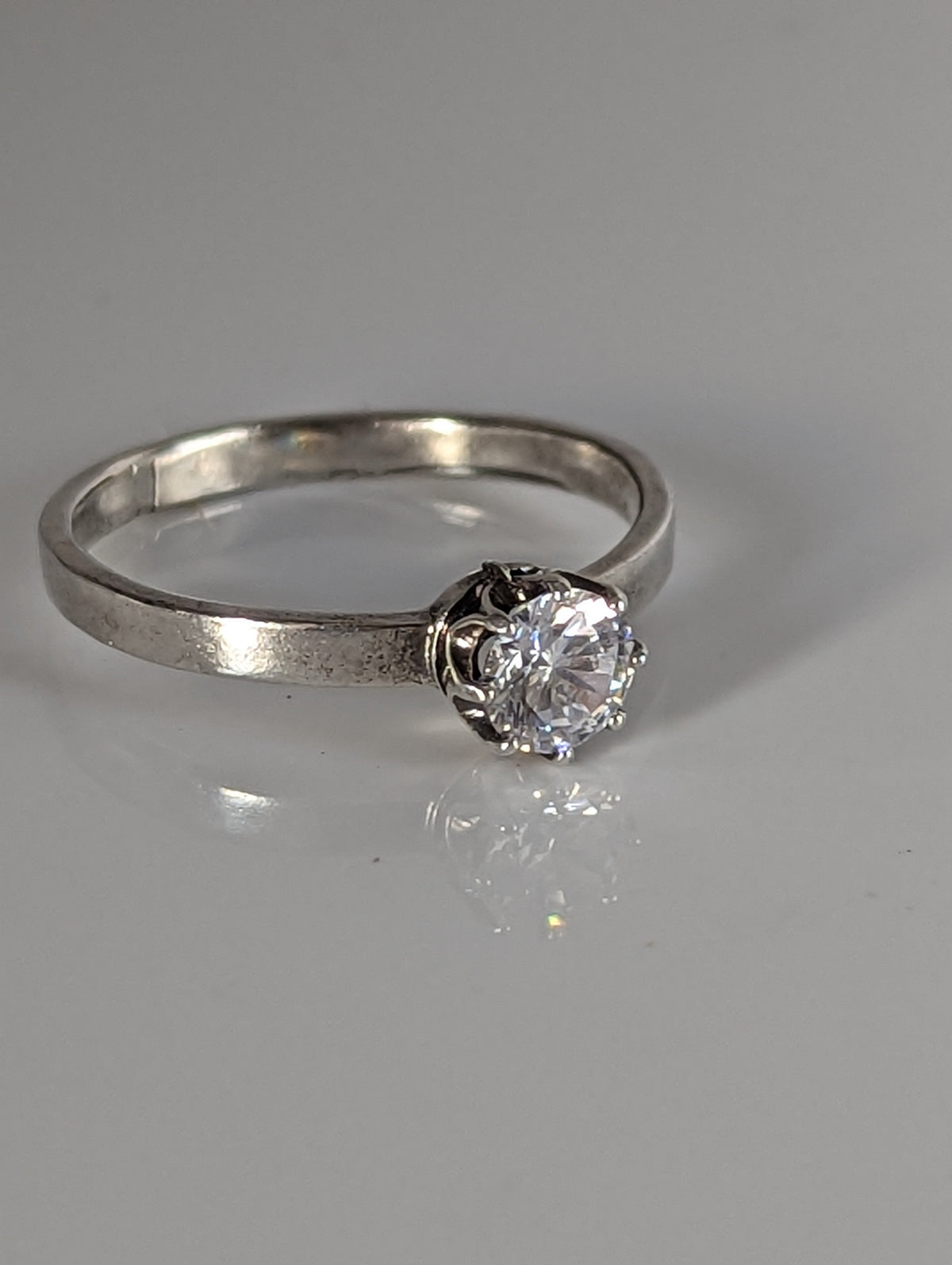 Silver Steed Delicate, einzigartiger Silber-Zirkonia-Ring