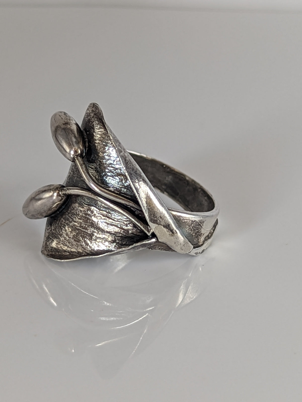 Silver Steed Big Leaf with Ornament Silver Ring