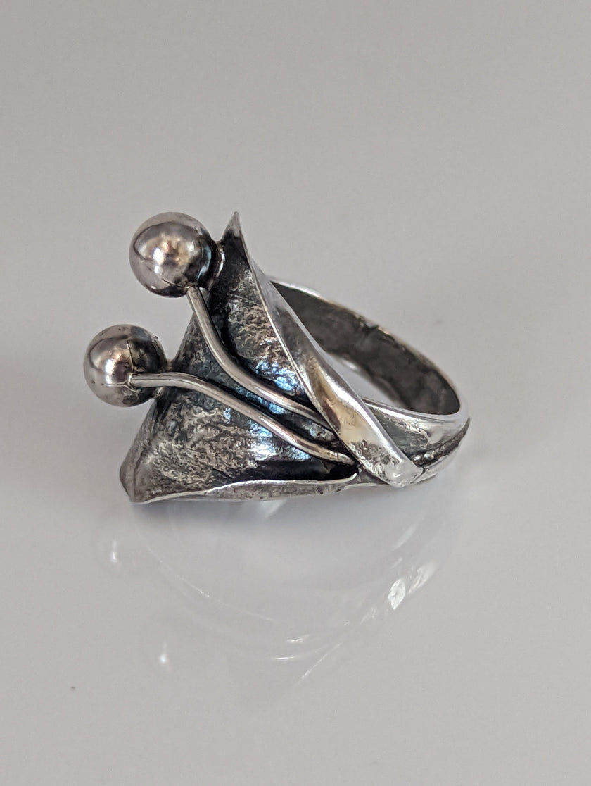 Silver Steed Big Leaf with Ornament Silver Ring