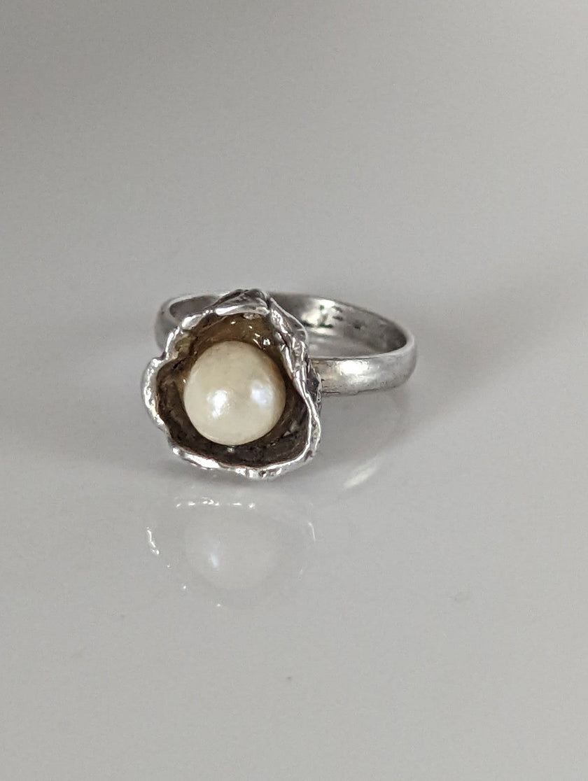 Silver Steed Pearl in a Flower Silver Ring