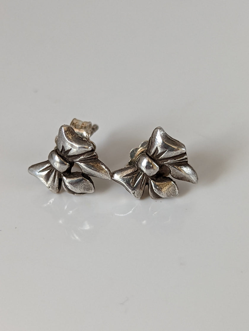 Silver Steed Detailed Bow Stud Earrings