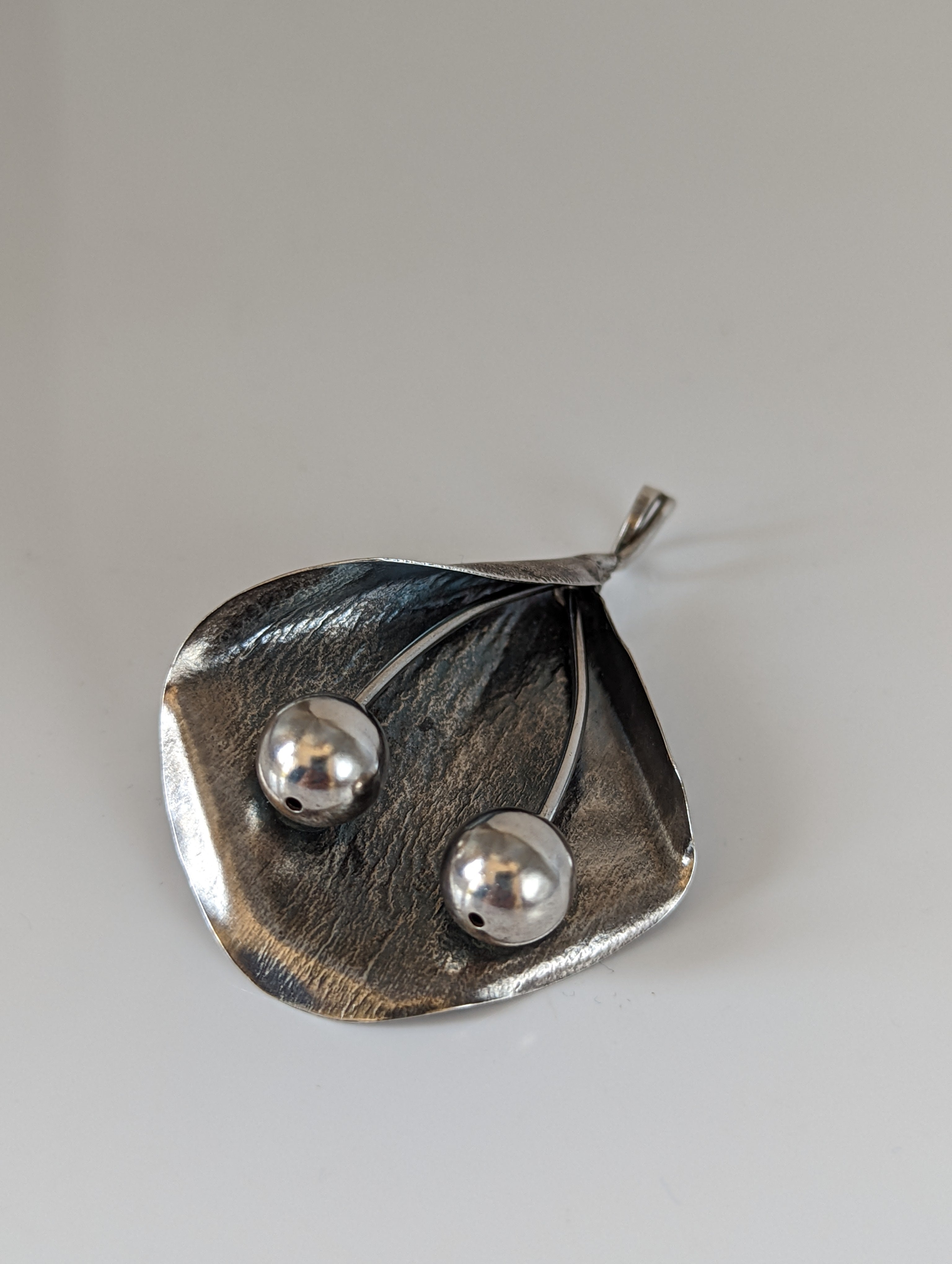 Silver Steed Extravagant Leaf & Stems Silver Pendant