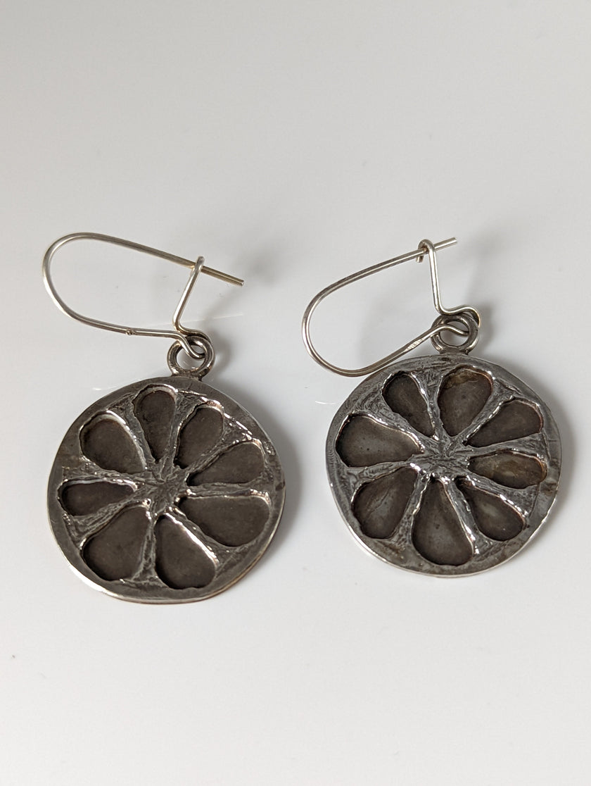 Silver Steed Flower in a Circle Dropped Earrings