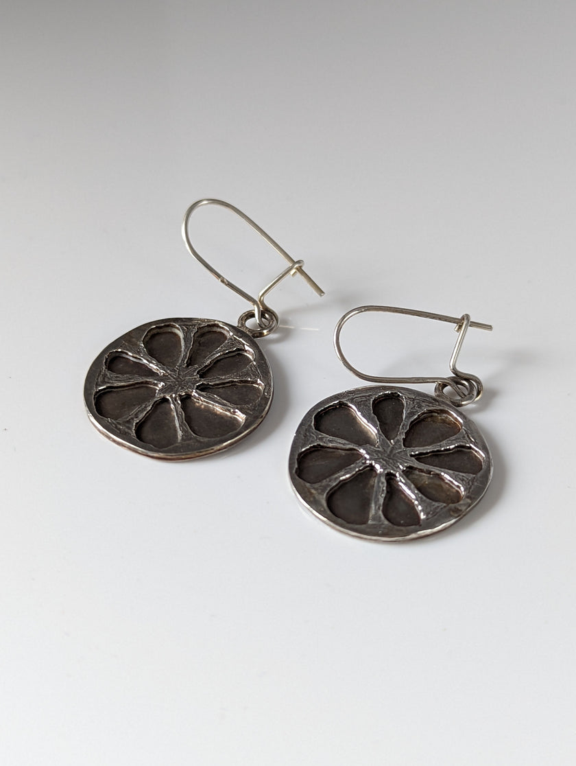 Silver Steed Flower in a Circle Dropped Earrings