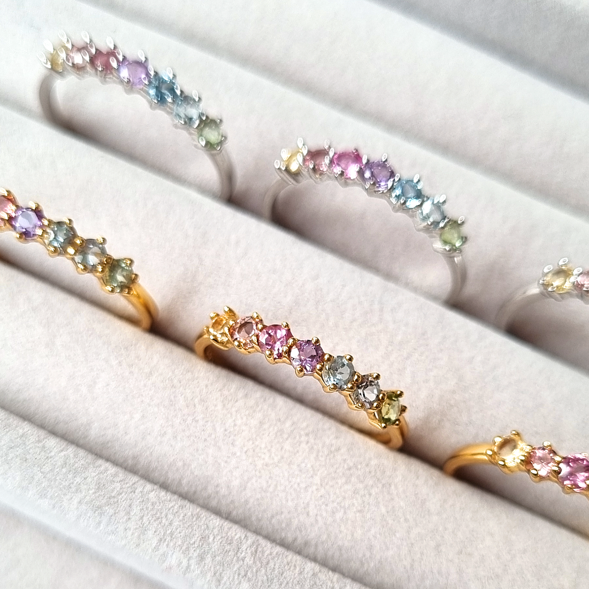 Anello eternity con pietre preziose color pastello arcobaleno in argento sterling