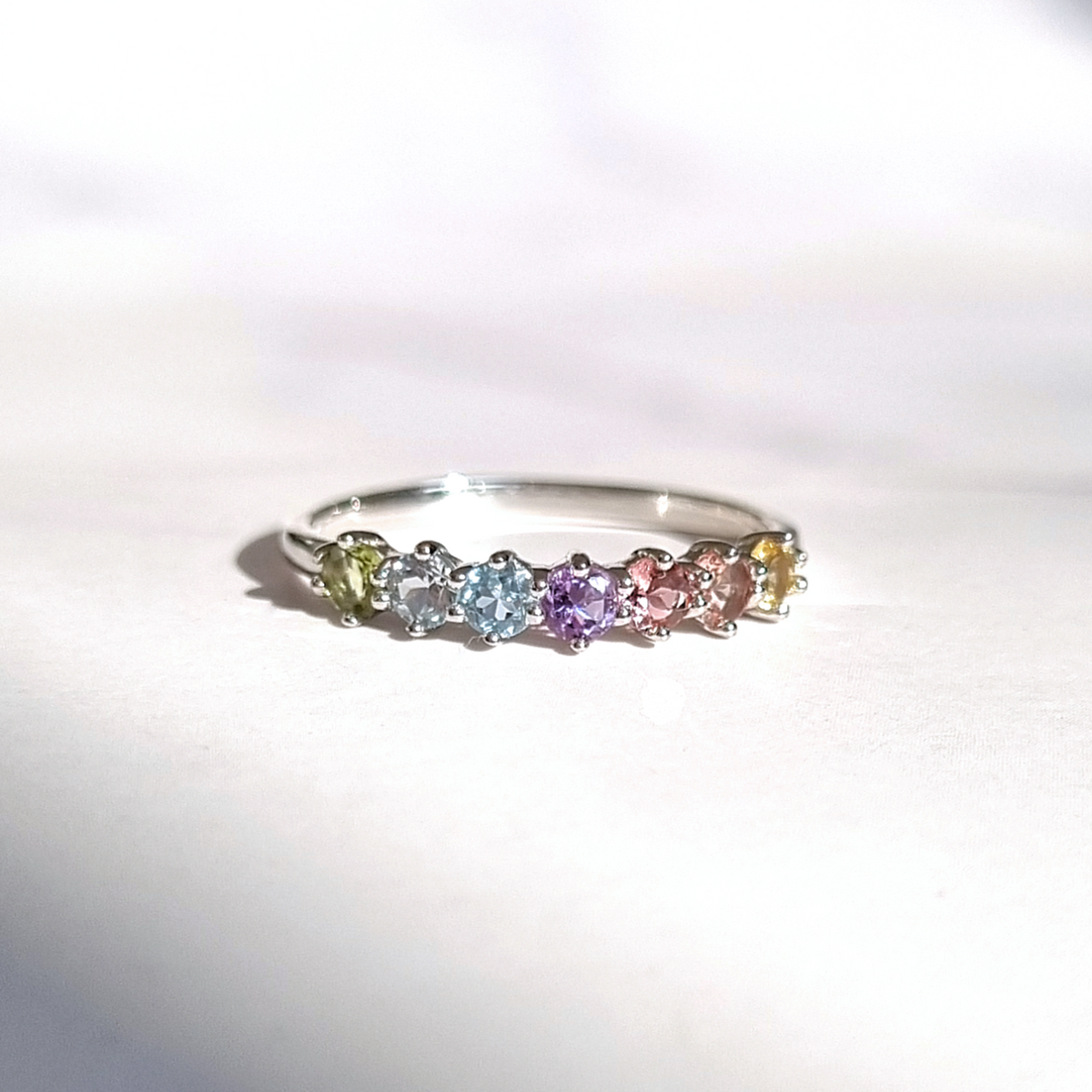 Anello eternity con pietre preziose color pastello arcobaleno in argento sterling