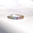 Anello eternity con pietre preziose color pastello arcobaleno in argento sterling