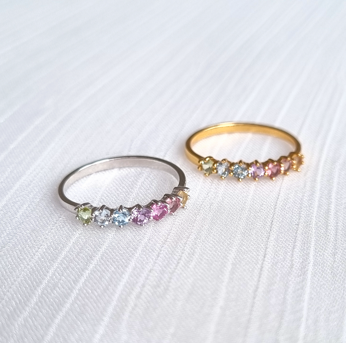Anello eternity con pietre preziose color pastello arcobaleno in argento sterling