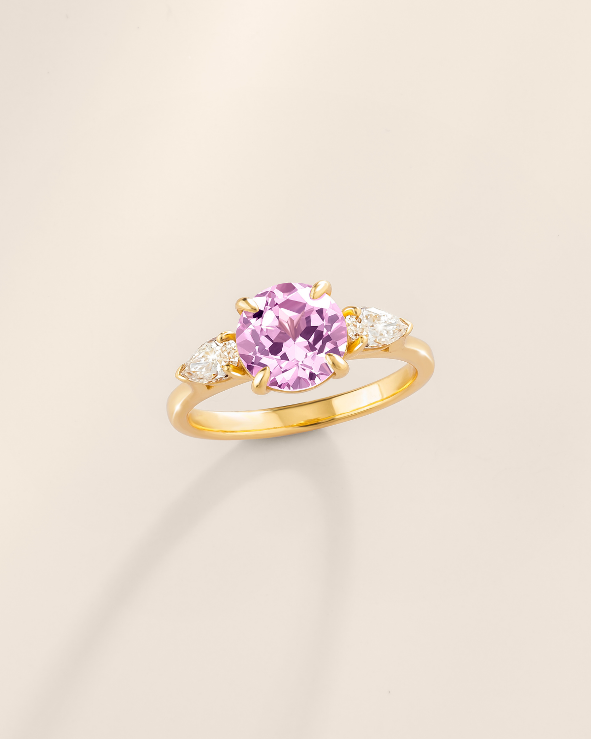 Anillo de compromiso de tres piedras con zafiro rosa de talla redonda en vermeil de oro de 18k