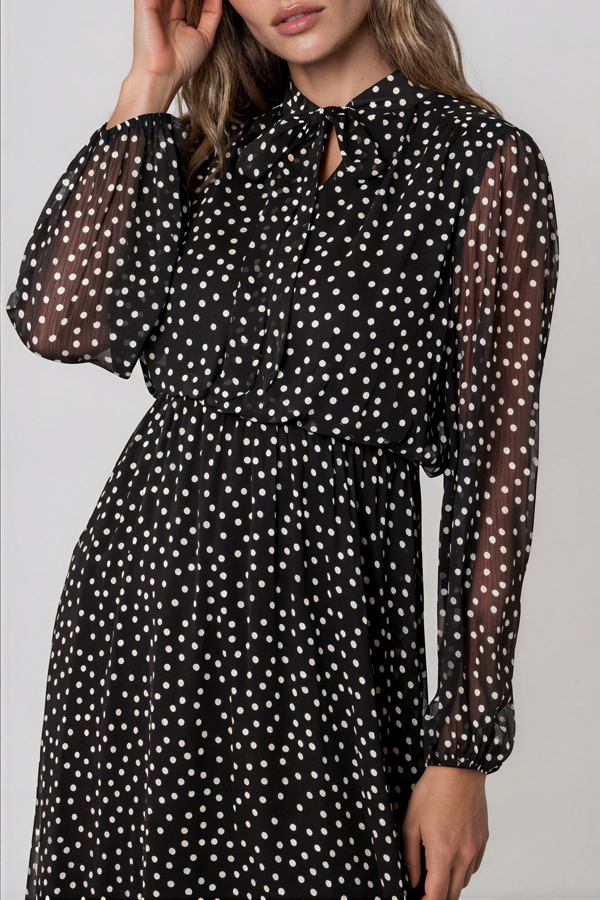 Vestido midi negro de lunares