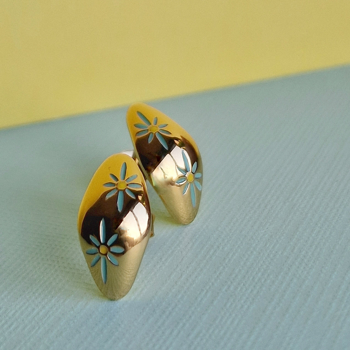 Clous d'oreilles fleur en émail doré