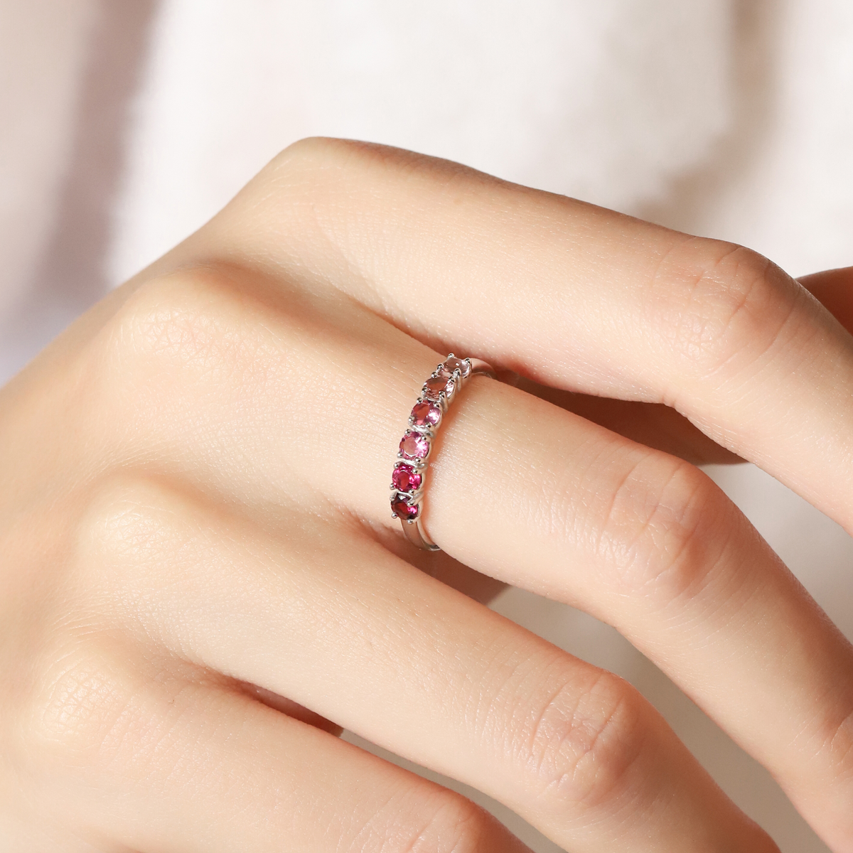 Anillo de eternidad de turmalina rosa ombré en plata de ley