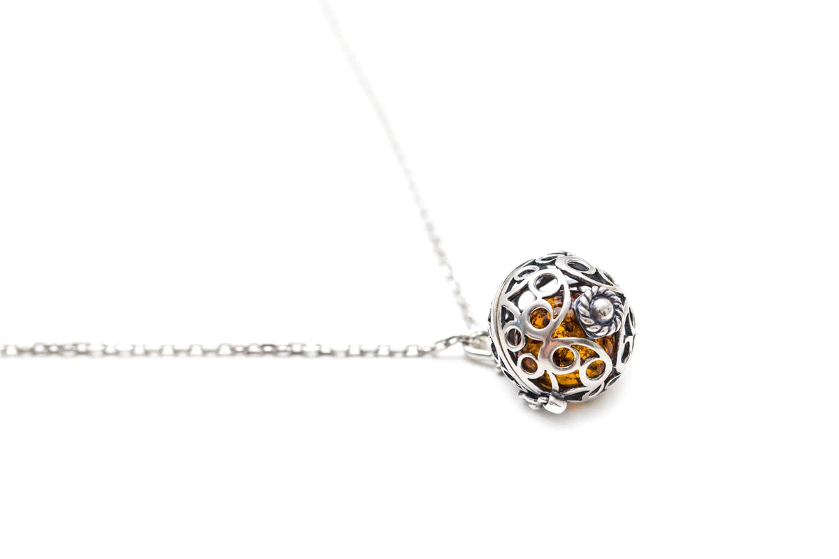 Collier médaillon en filigrane argenté