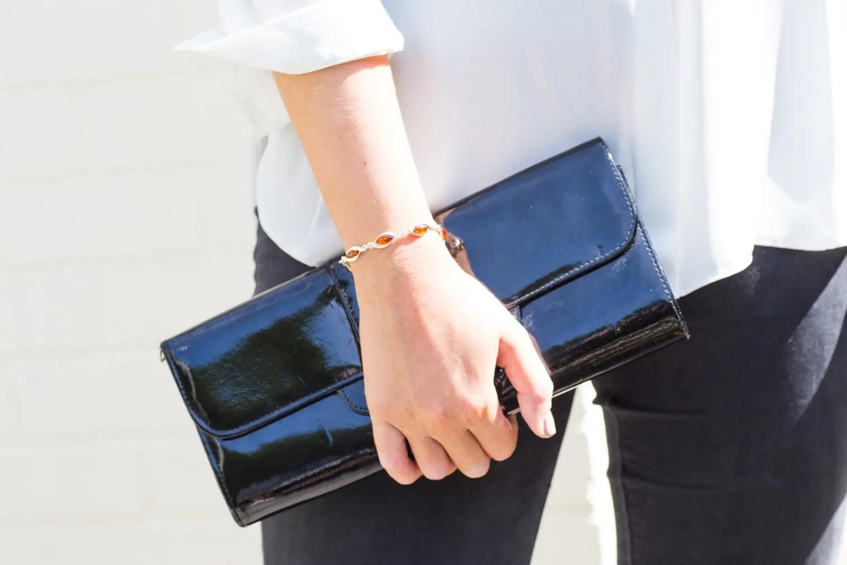 Bracciale a maglie color argento con ambra