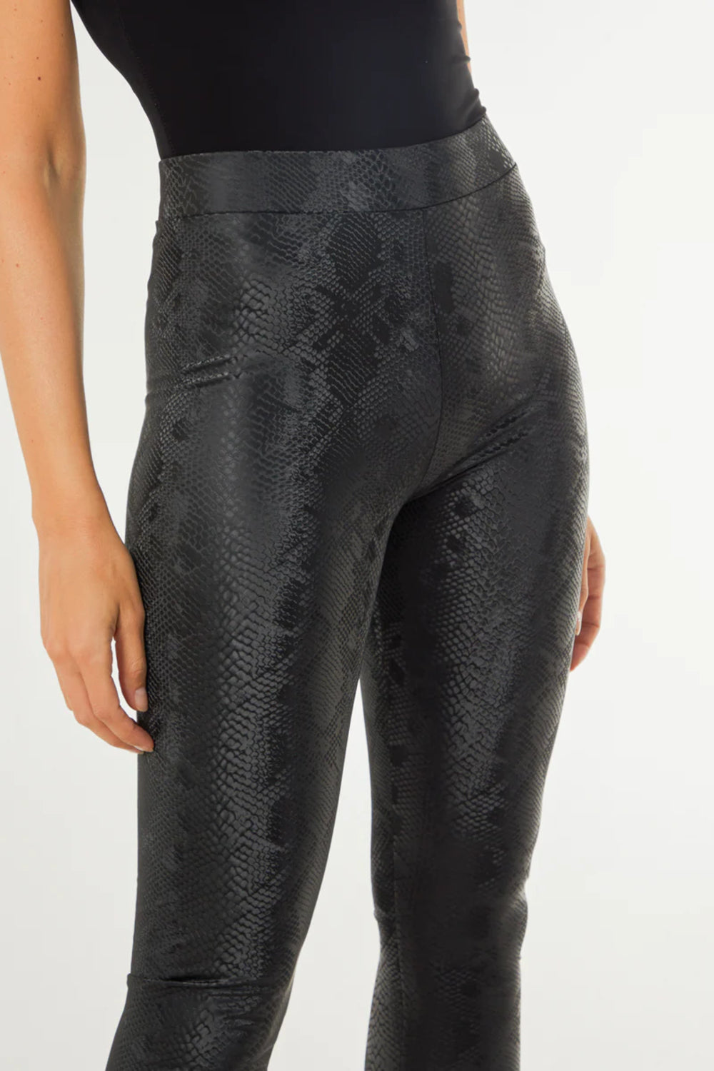 Legging met zwarte slangenprint en lederlook