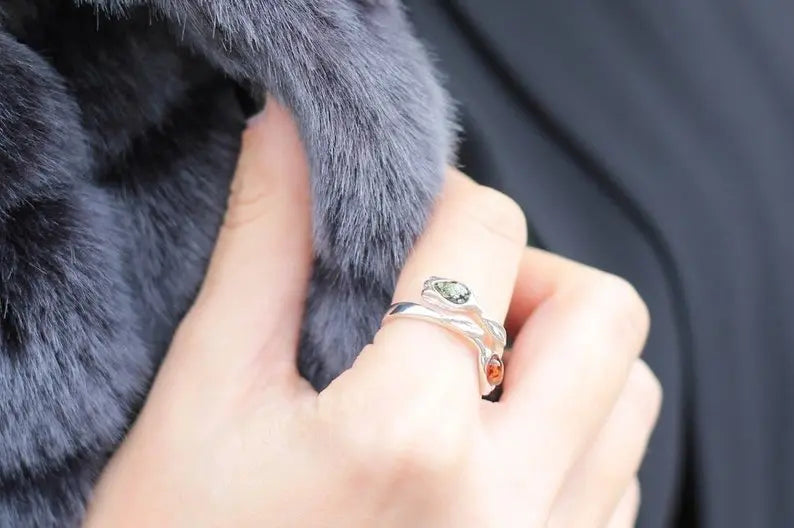 Anello a tulipano in ambra bicolore