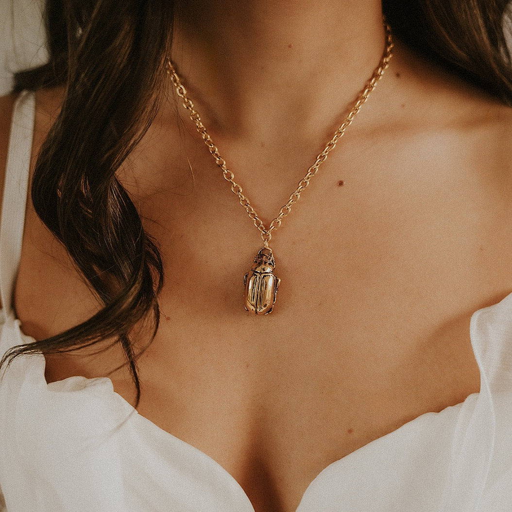 Halsband med guldbagge