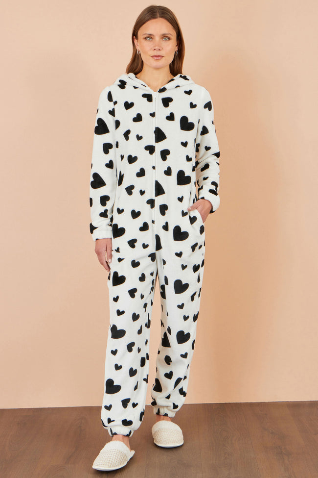 Yumi Onesie mit weißem Herzmuster und Taschen