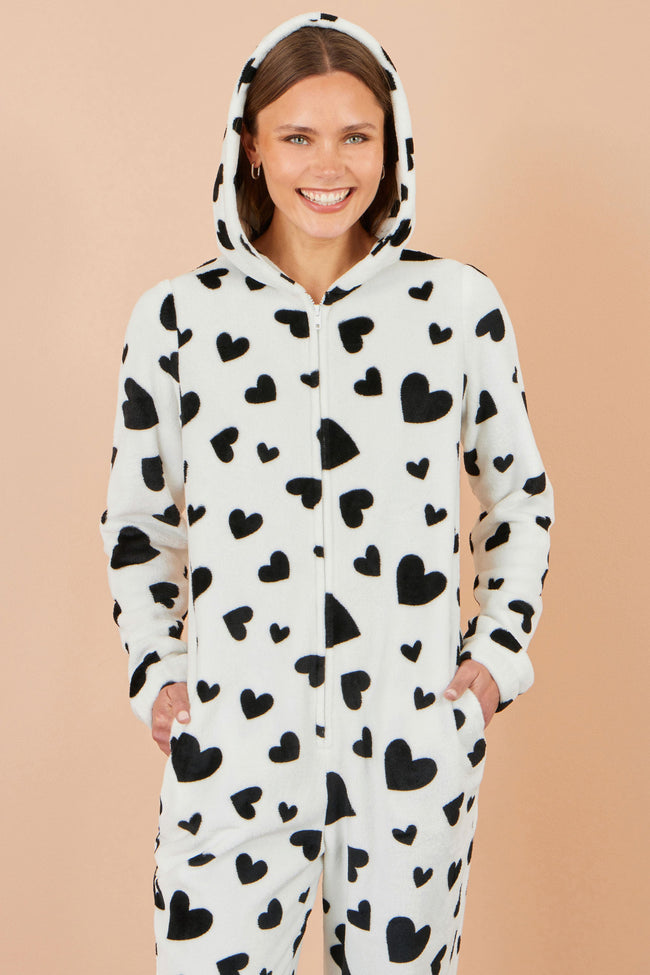 Yumi Onesie mit weißem Herzmuster und Taschen