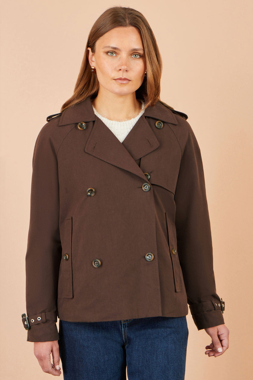 Trench corto marrone Yumi con fodera a quadri