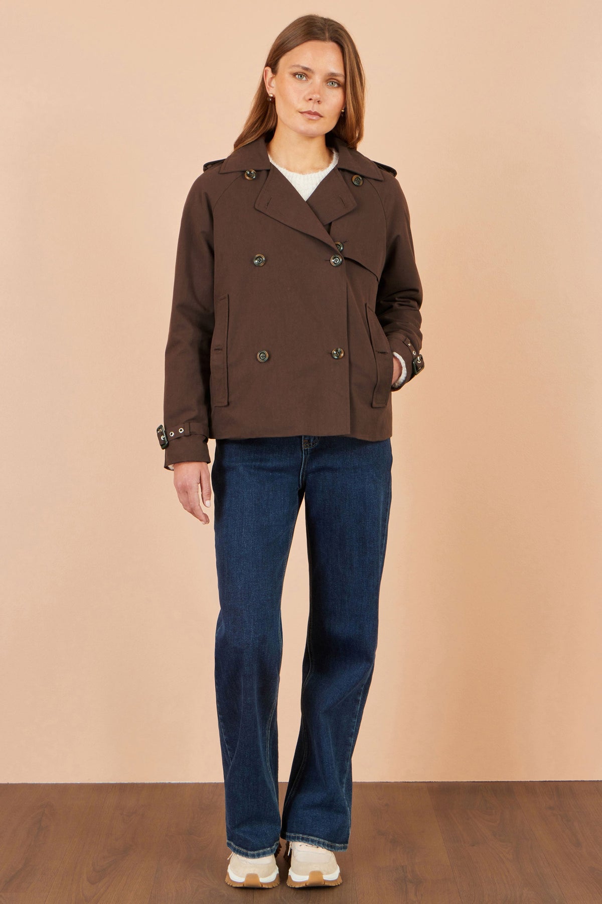 Trench corto marrone Yumi con fodera a quadri
