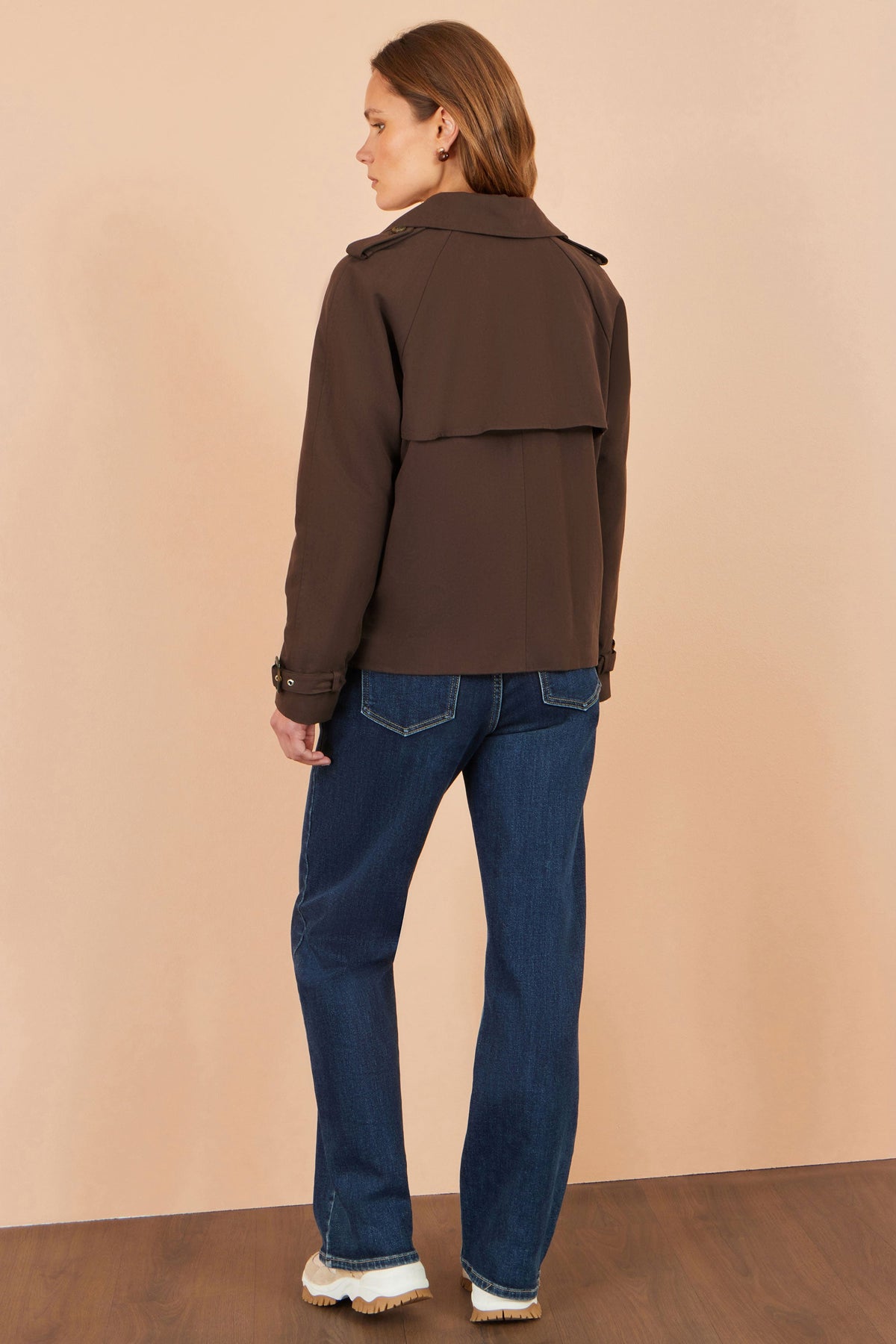 Trench corto marrone Yumi con fodera a quadri