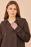 Trench corto marrone Yumi con fodera a quadri