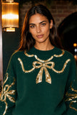 Jersey con escote de lazo y lentejuelas verdes de Yumi