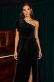Yumi Midikleid mit schwarzem Samt und einem Träger