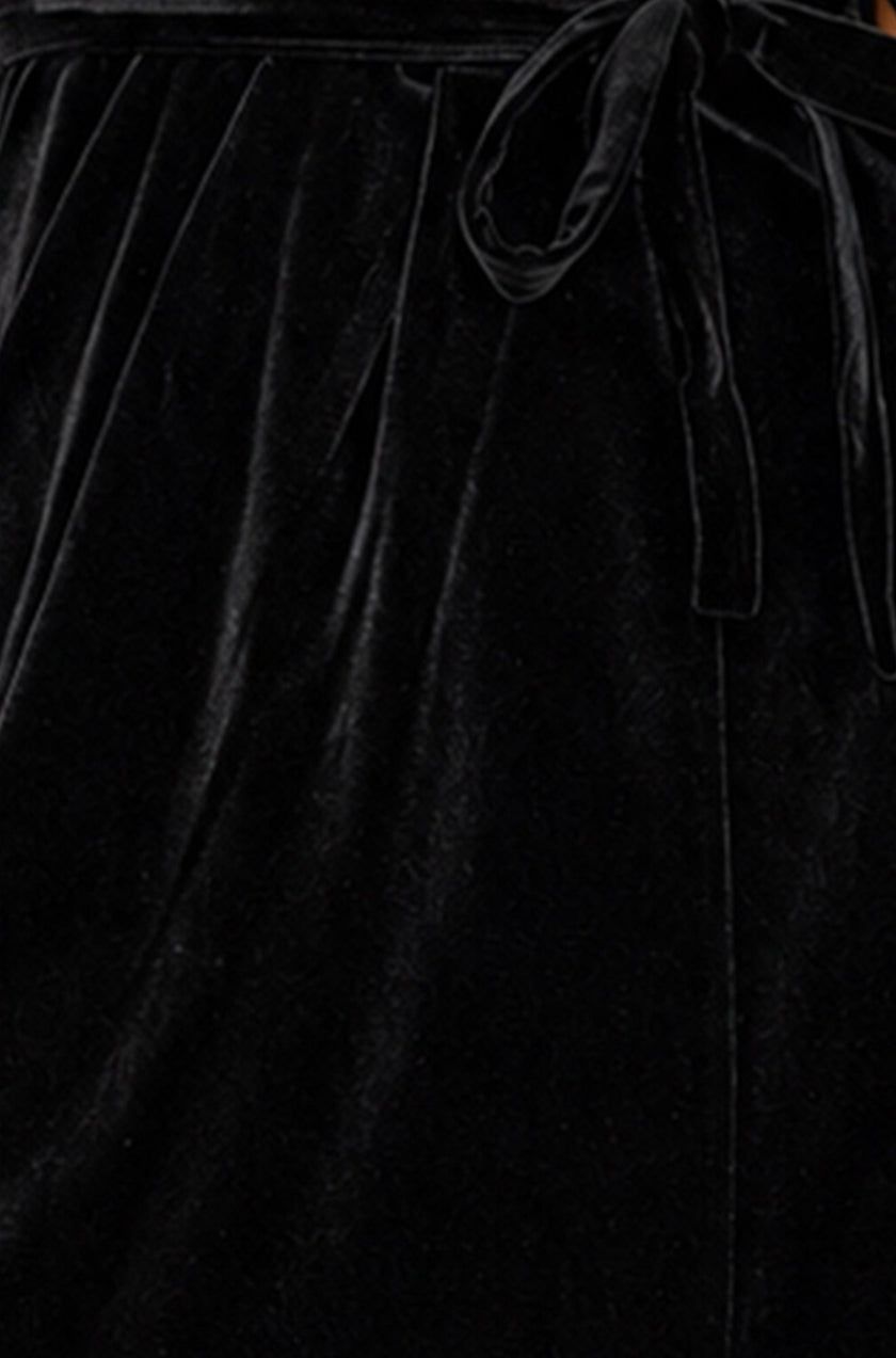 Yumi Midikleid mit schwarzem Samt und einem Träger
