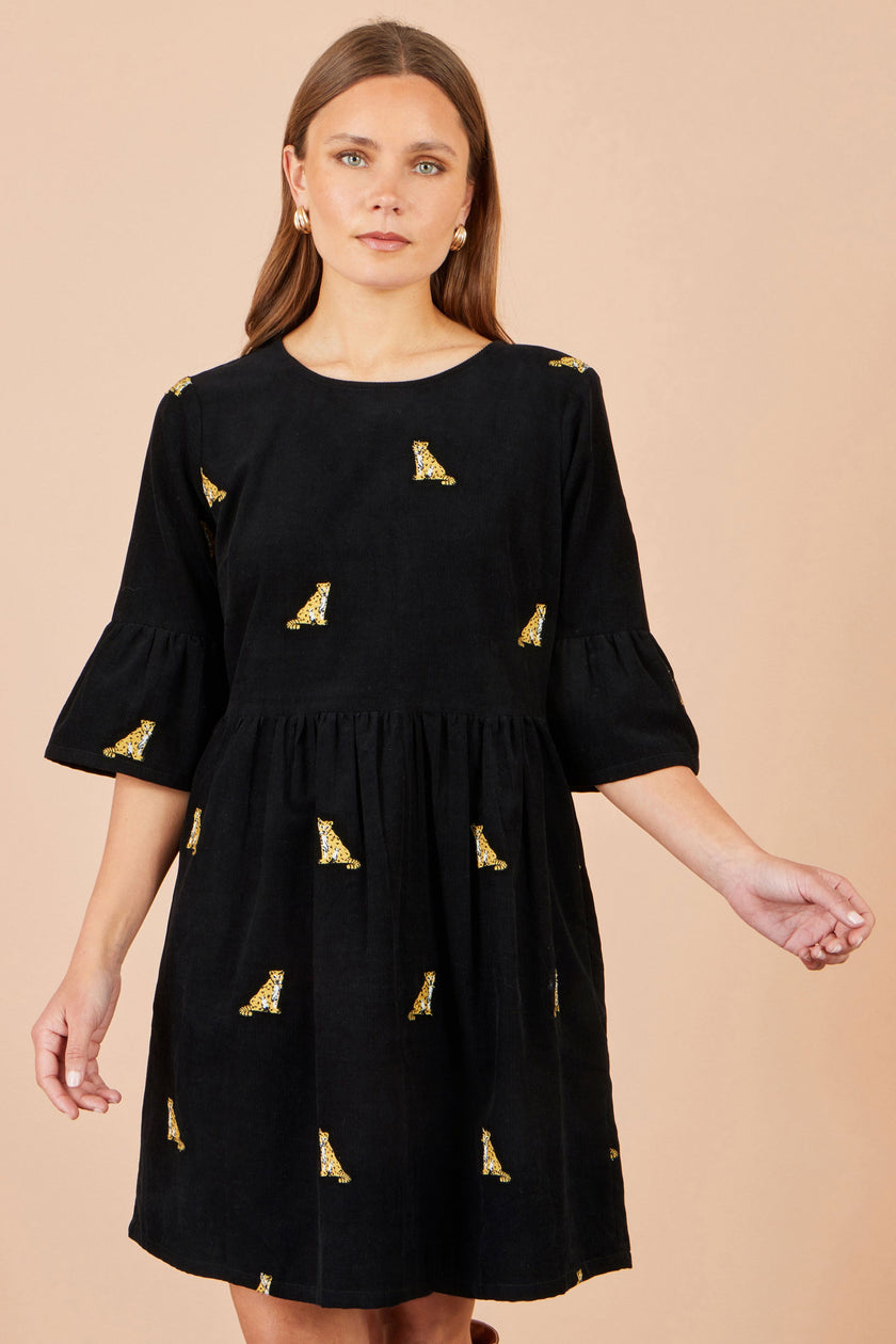 Yumi svart leopardmønstret brodert fløyelsjort