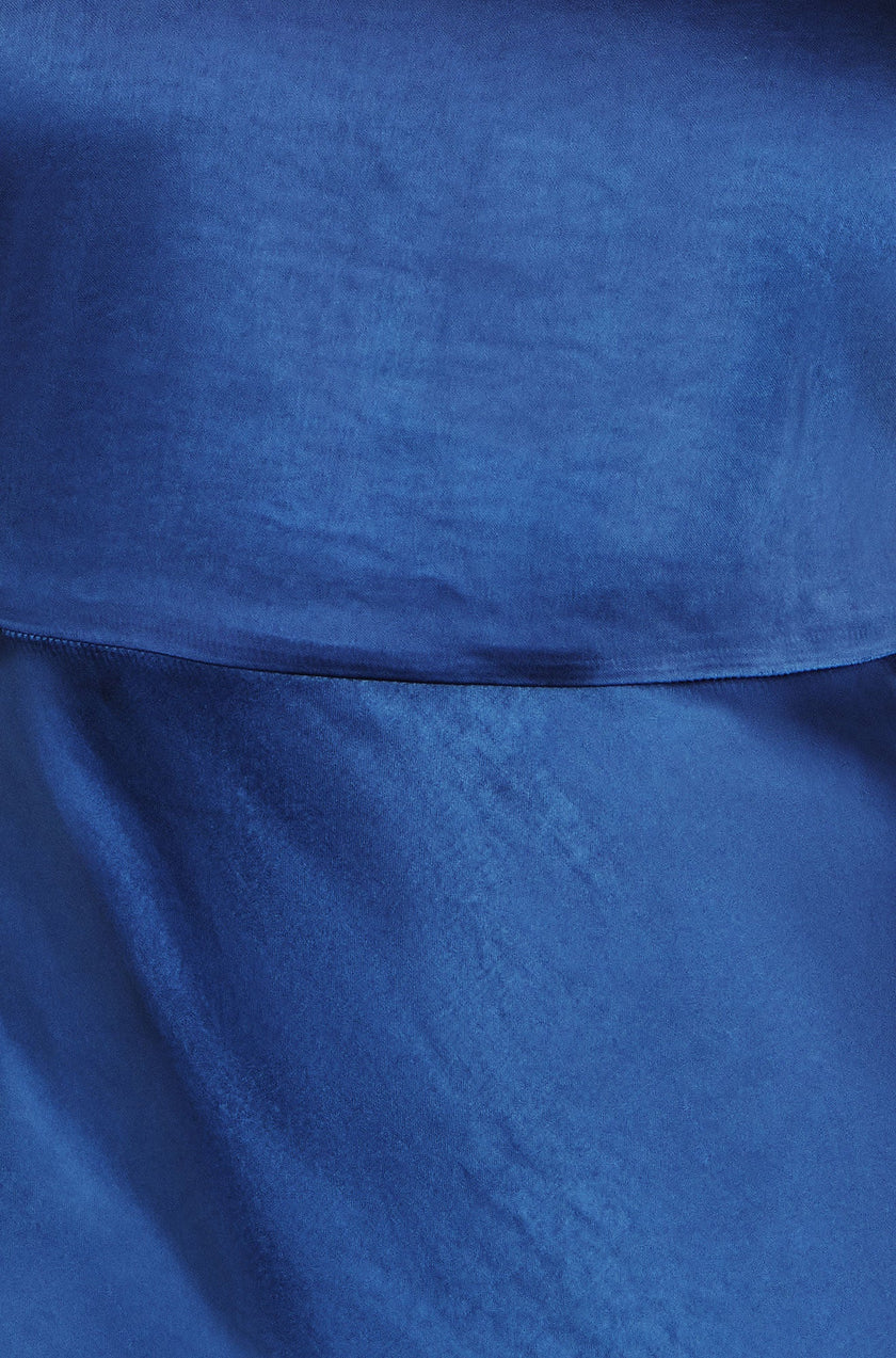 Yumi Satin-Midikleid mit Neckholder in Marineblau