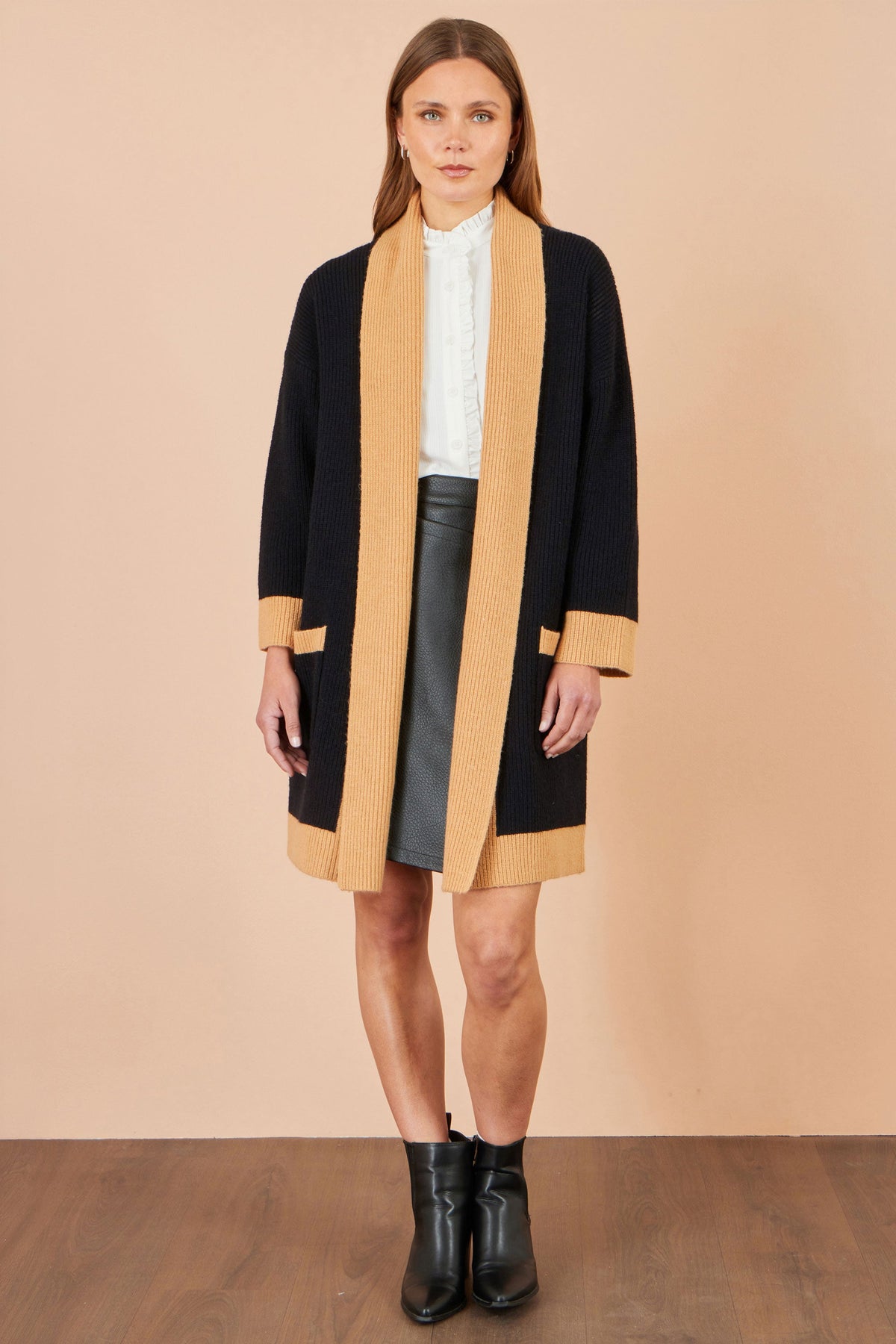 Yumi zwart open vest met contrastbies