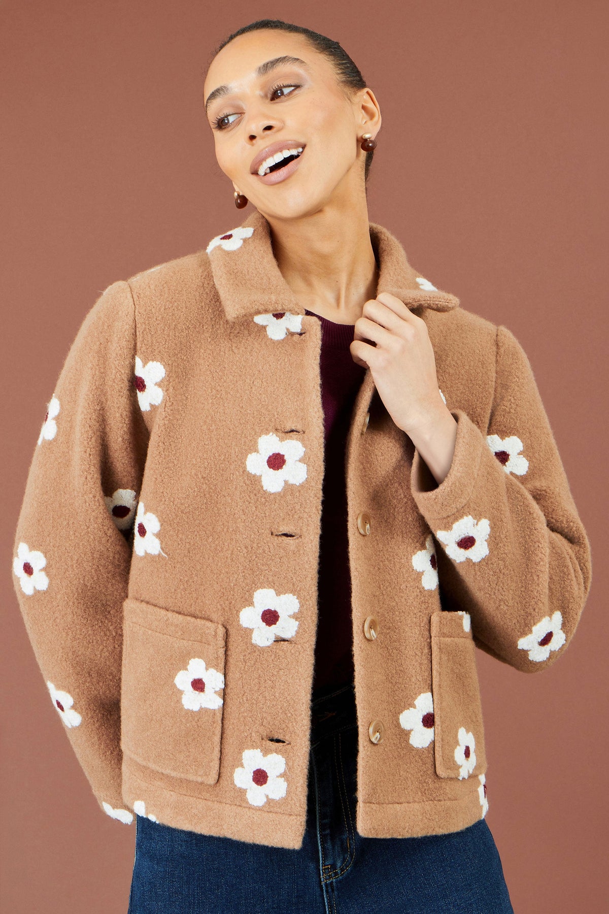 Yumi Brown fleecejakke med broderede margueritter