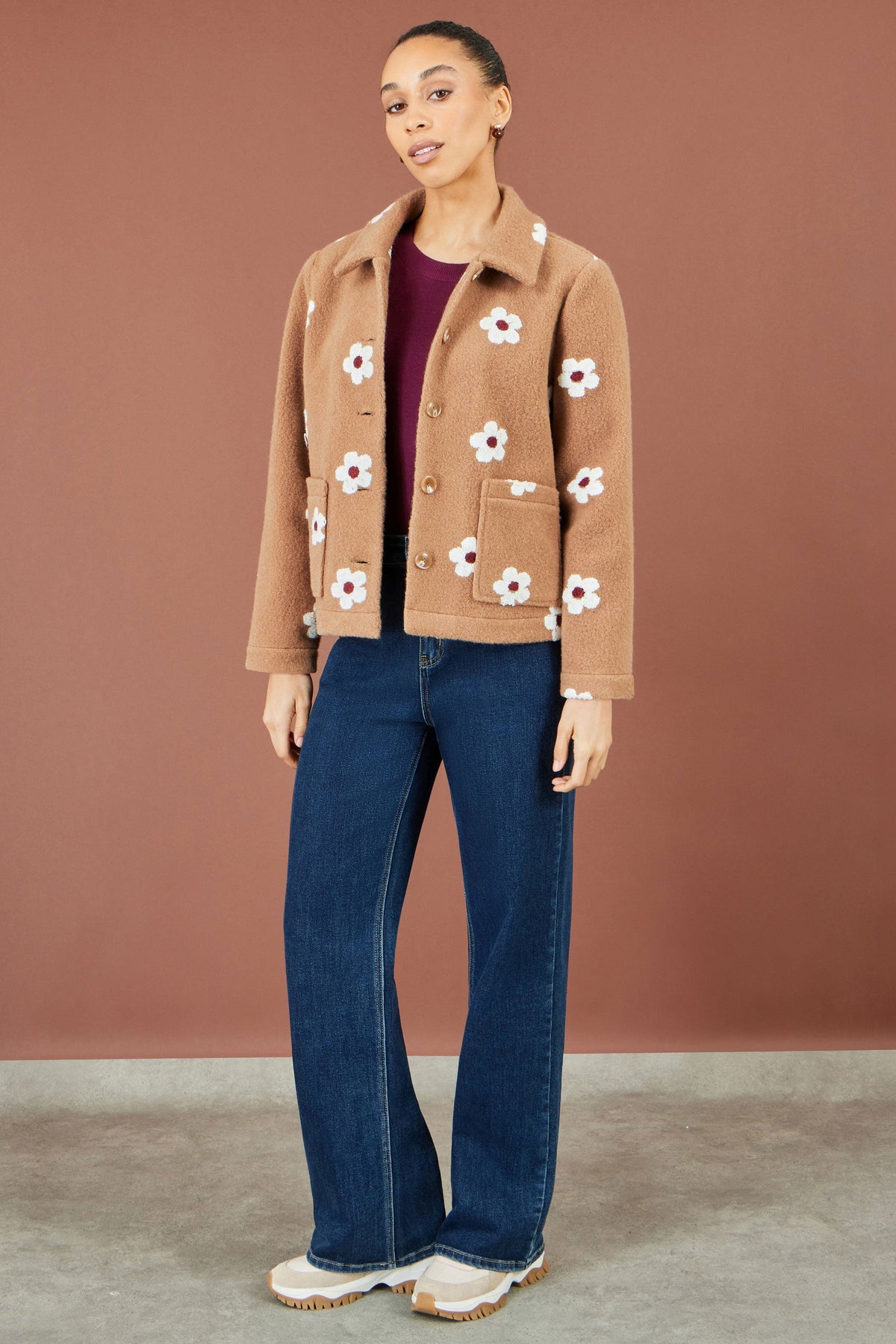 Yumi Brown fleecejakke med broderede margueritter
