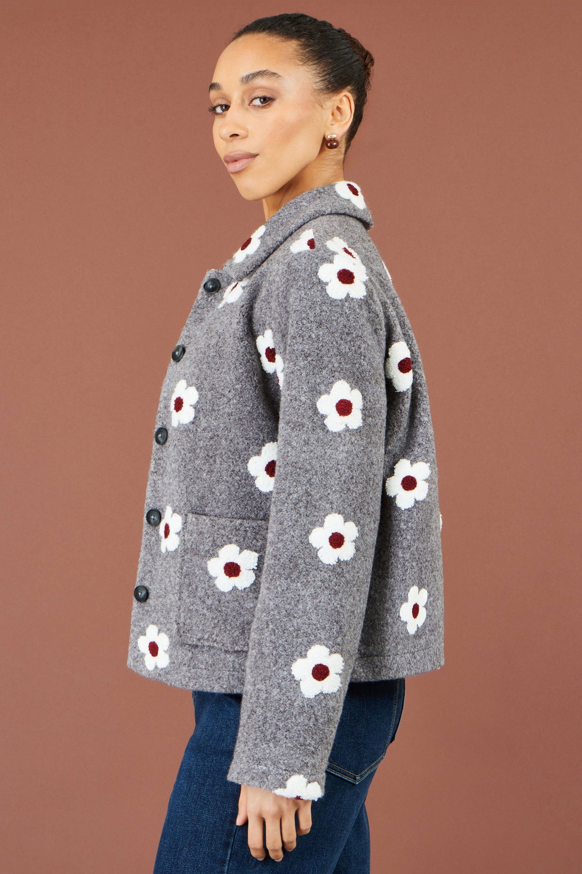 Yumi Fleecejacke mit gestickten Gänseblümchen in Grau