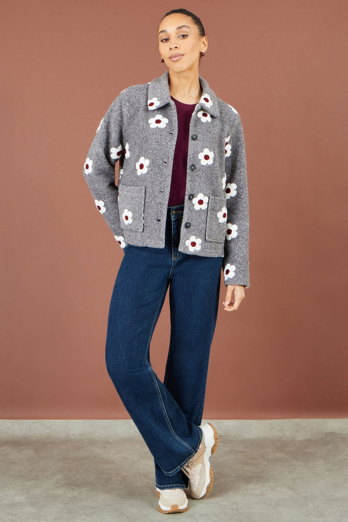 Yumi Fleecejacke mit gestickten Gänseblümchen in Grau