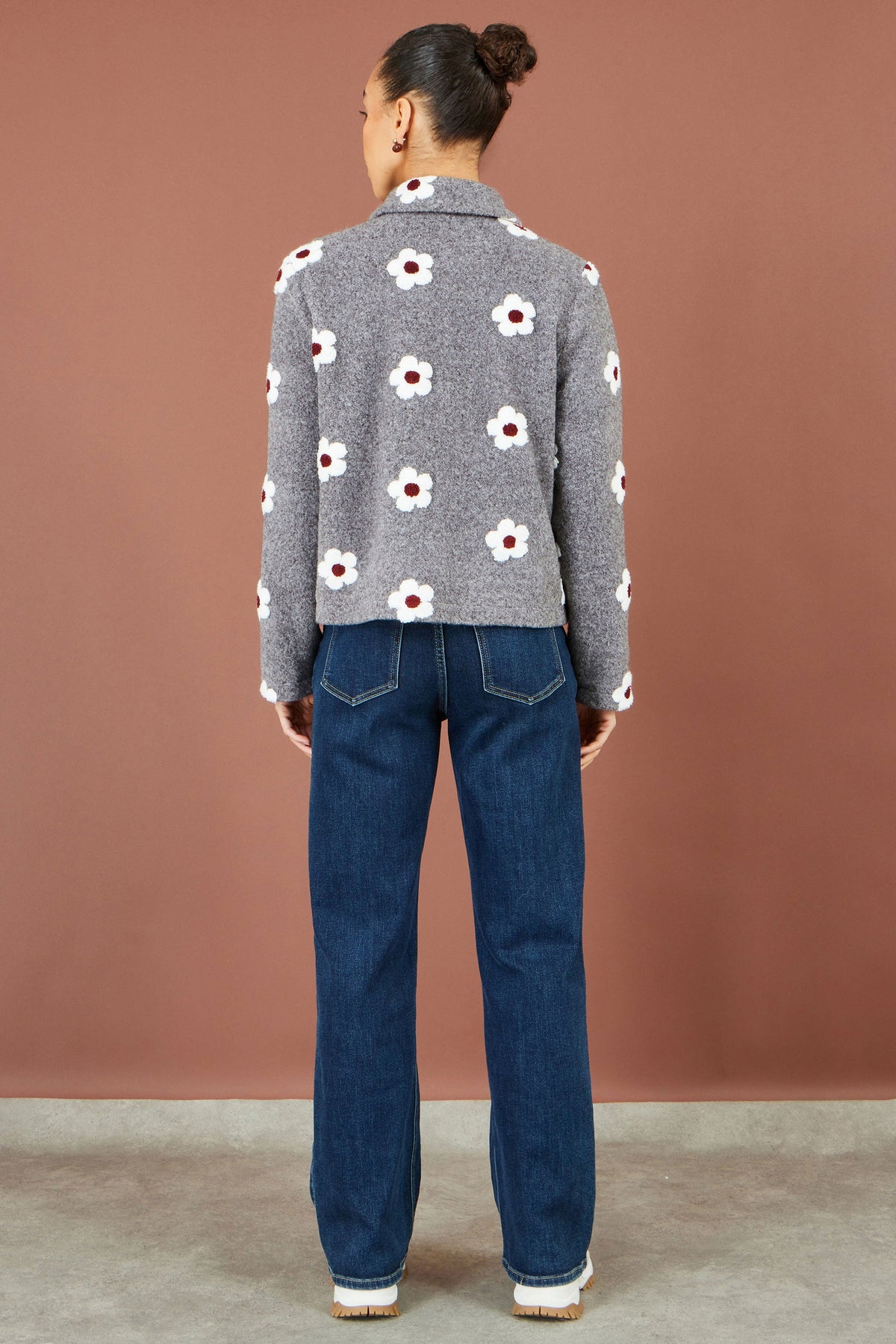 Yumi Fleecejacke mit gestickten Gänseblümchen in Grau