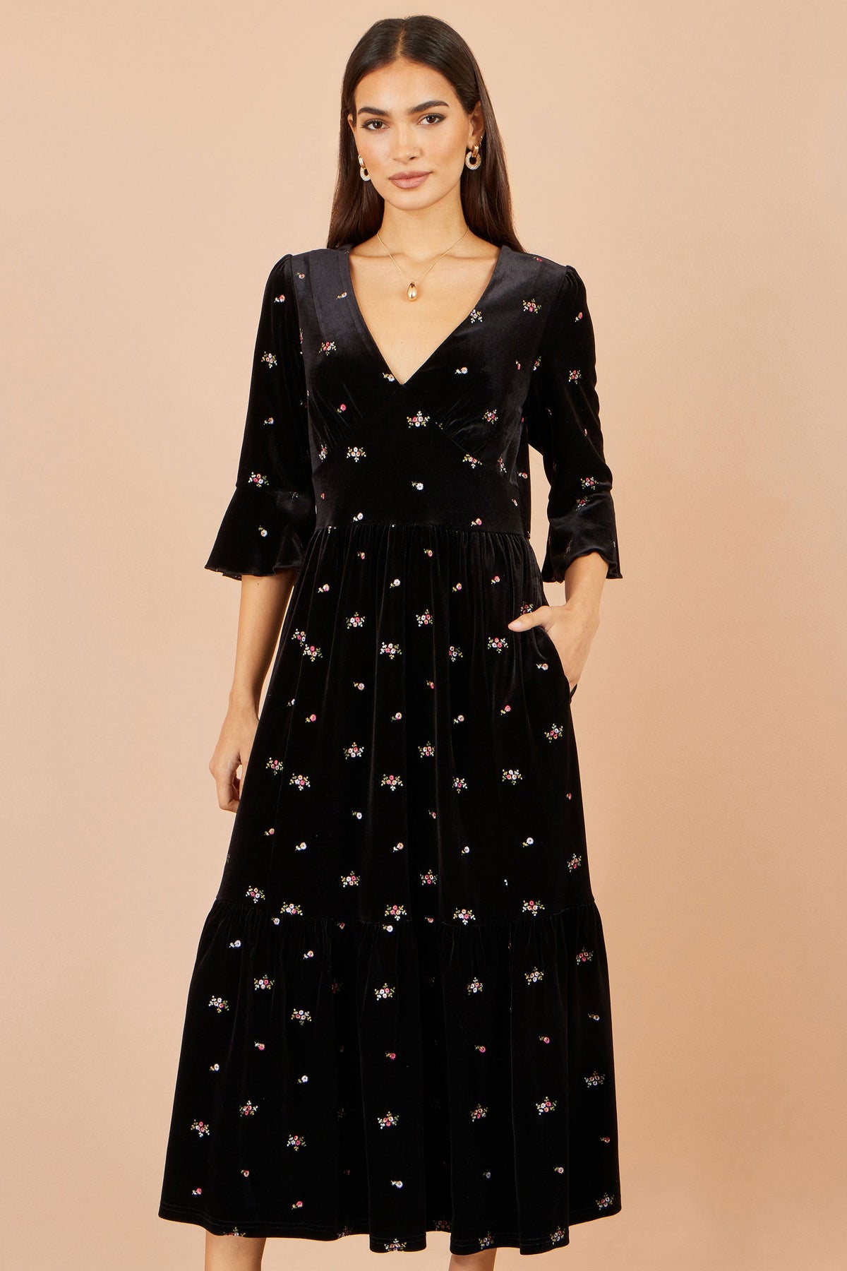 Yumi sort midi-kjole i velour med broderi