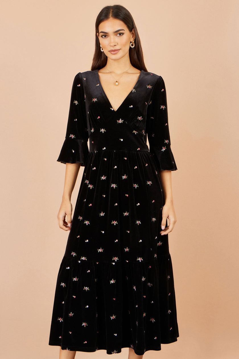 Yumi sort midi-kjole i velour med broderi